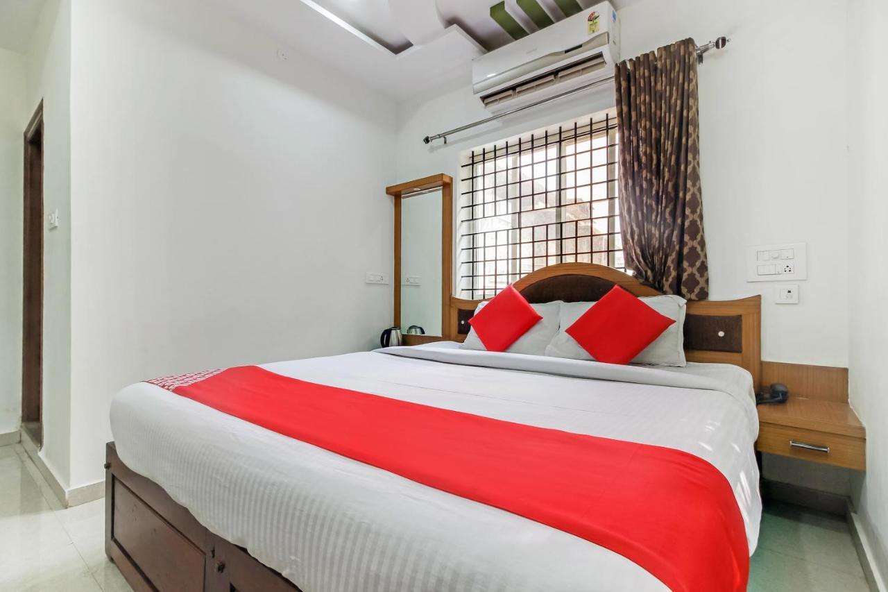 Oyo 28303 Yesh Comforts Hotel Madikeri Exterior photo